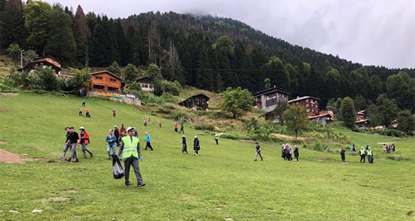 Ayder Yaylası salıncakların ardından çöplerden de temizleniyor.