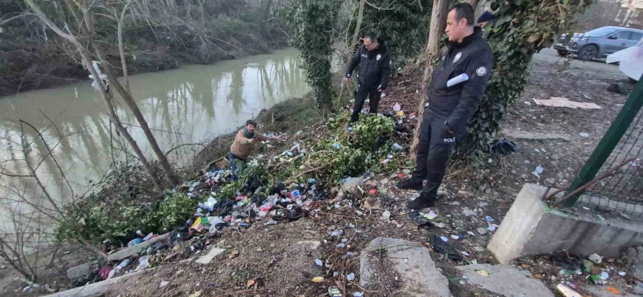 Ayakkabısını telefon zannetti, annesini aradığını söyledi
