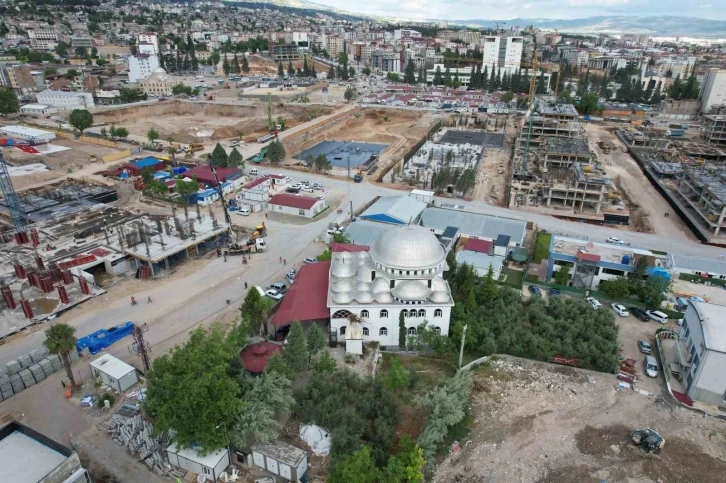 Ayakta kalan cami işçilerin ibadet yeri oldu
