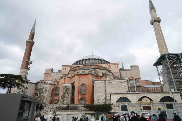 Ayasofya Camii’ndeki Osmanlı eserleri de yakında artırılmış gerçeklik destekli QR kodla anlatılacak
