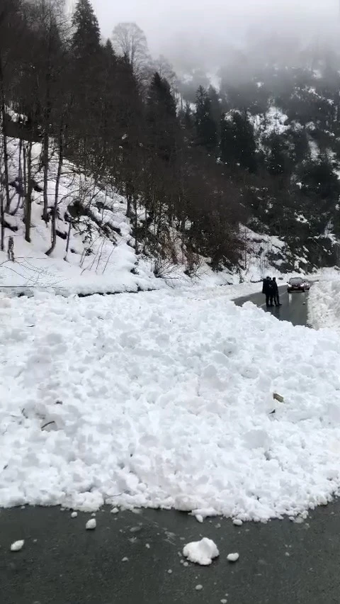 Ayder Yaylası yolunda çığ yolu ulaşıma kapattı
