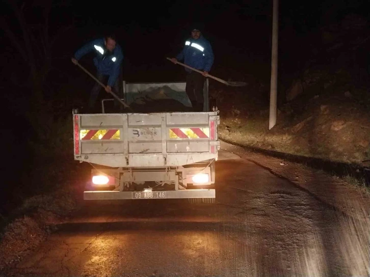 Aydın Büyükşehir Belediyesi’nden gece yarısı tuzlama çalışması
