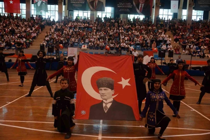 Aydın’da 23 Nisan coşkusu kapalı spor salonunda yaşandı
