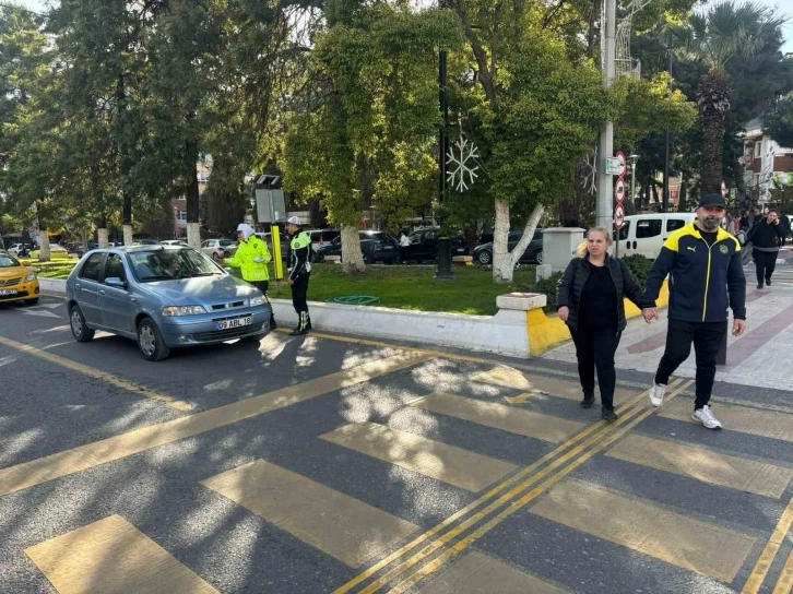 Aydın’da trafik ekiplerinden yayalara ve sürücülere yaya geçidi eğitimi
