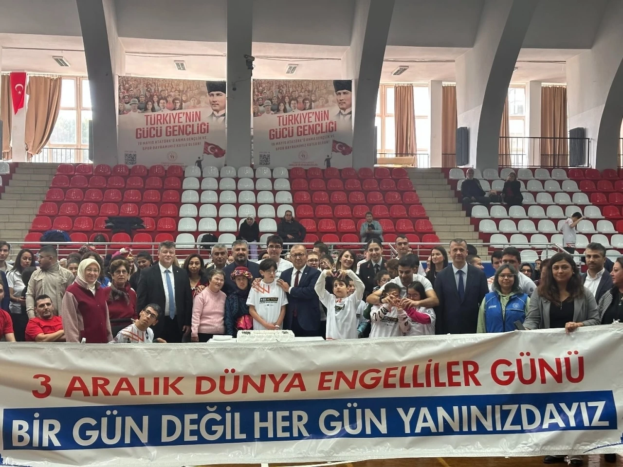 Aydın jandarması, Dünya Engelliler Günü’nde engelli bireyleri unutmadı
