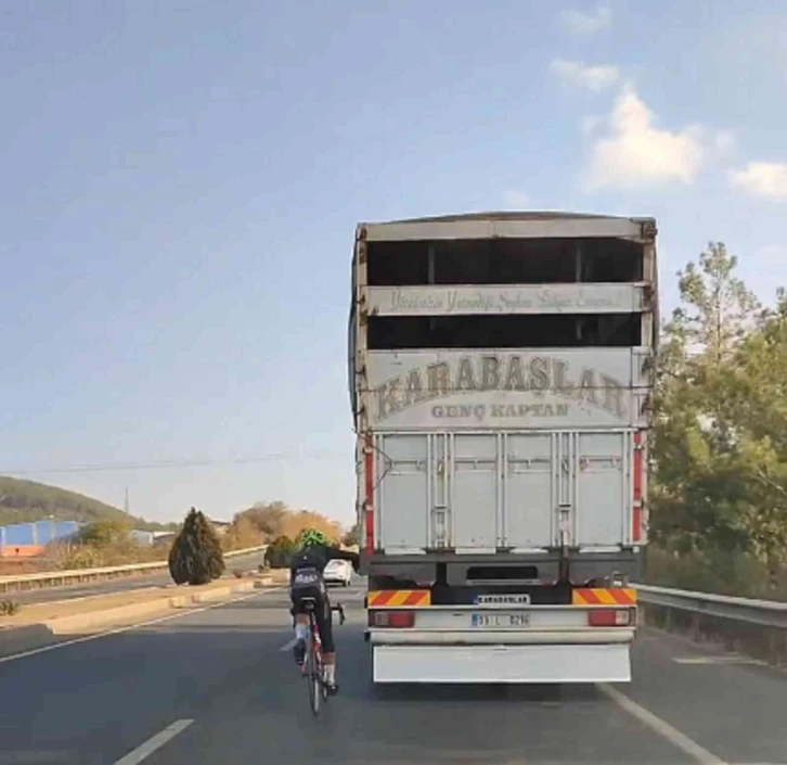 Aydın-Muğla karayolunda bisikletle tehlikeli yolculuk kamerada
