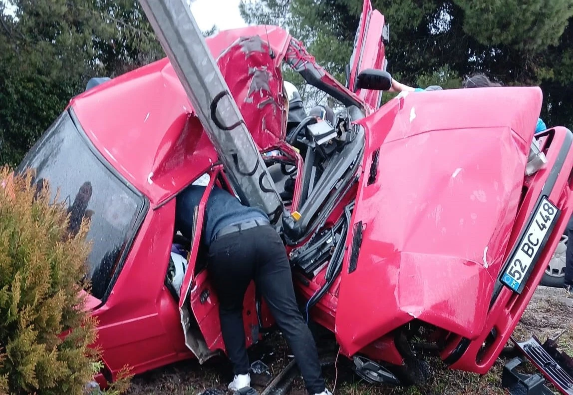 Aydınlatma direğine çarpan araç hurdaya döndü: 2 yaralı