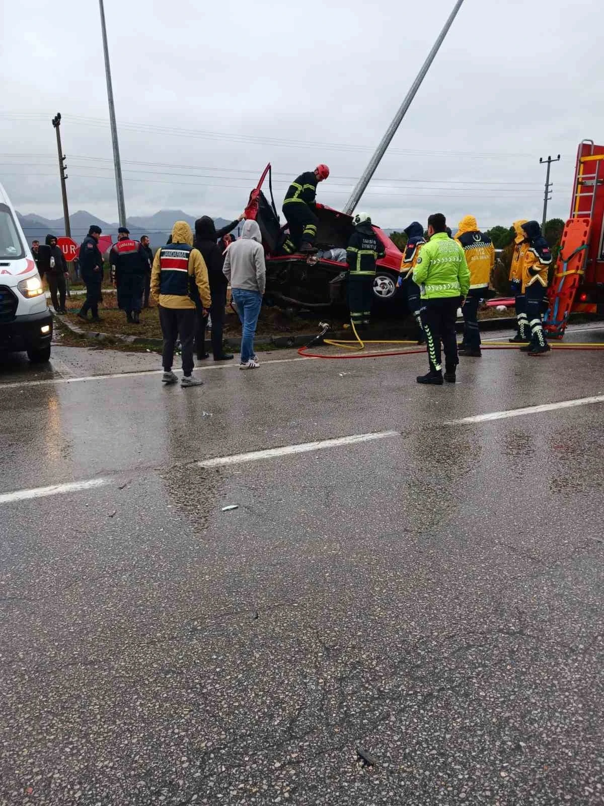 Aydınlatma direğine çarpan araç hurdaya döndü: 2 yaralı
