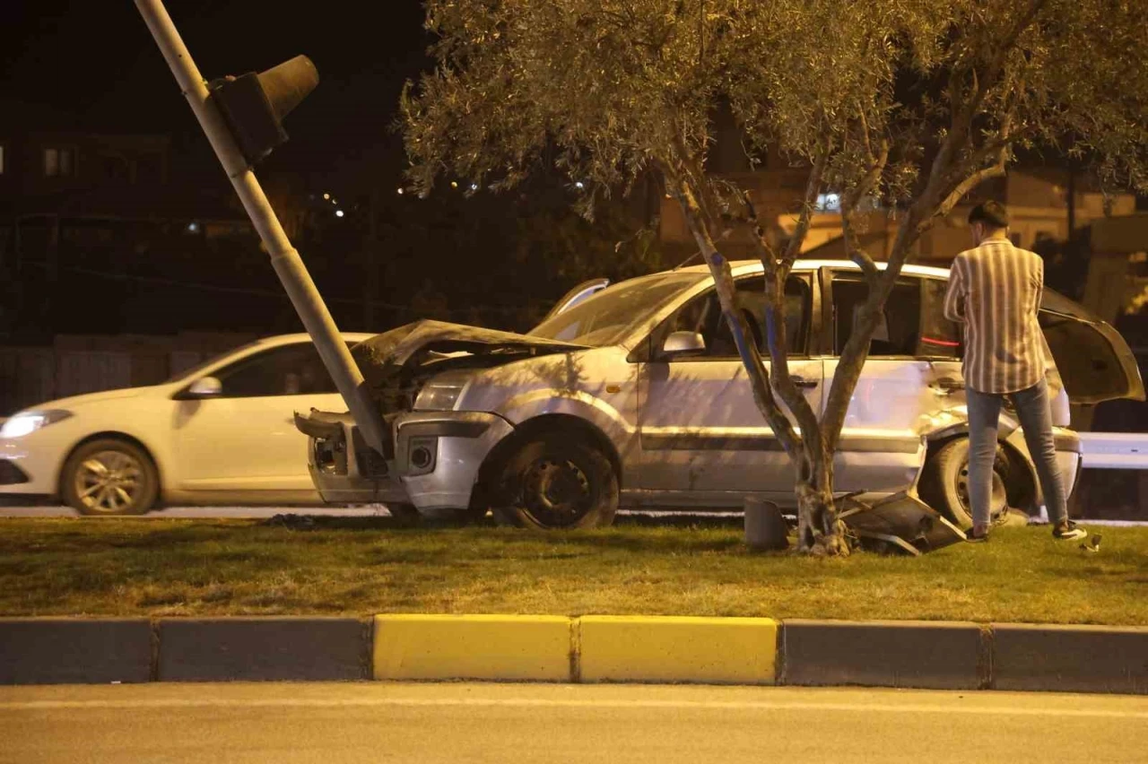 Aydınlatma direğine çarpan otomobilin sürücüsü yaralandı
