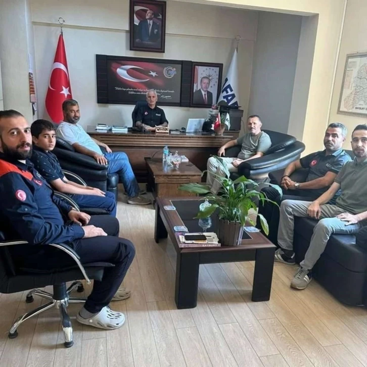 Aylar sonra kendisini kurtaran Bayburt AFAD ekibine tatlı ulaştırdı
