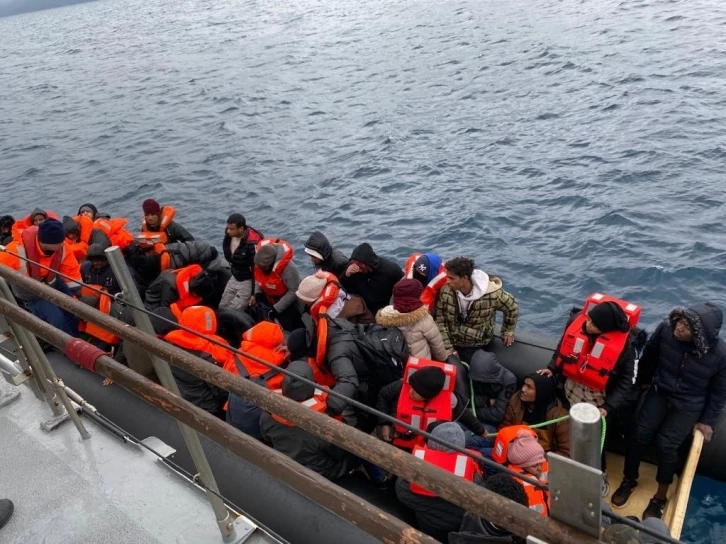 Ayvacık açıklarında Yunan unsurlarınca ölüme terk edilen 40 kaçak göçmen kurtarıldı
