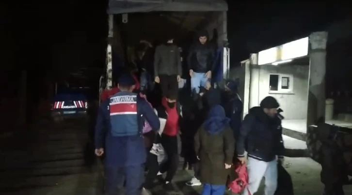 Ayvacık’ta minibüs ile kamyonet kasasından 63 kaçak göçmen çıktı, 2 organizatör yakalandı
