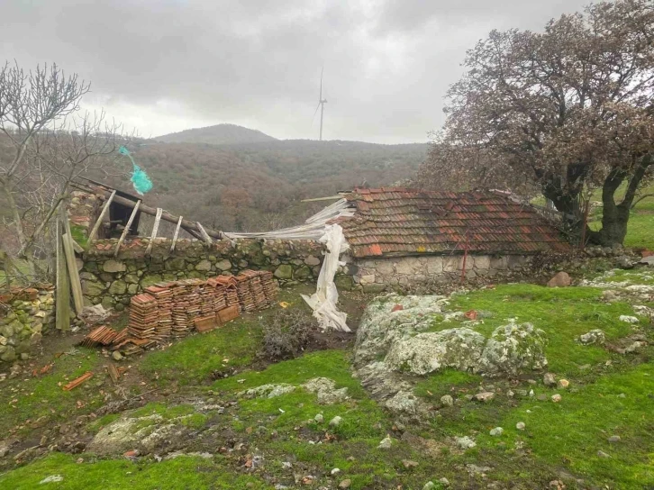 Ayvacık’ta şiddetli fırtına etkili oldu, hayvan damı ile ağıl çatısı uçtu
