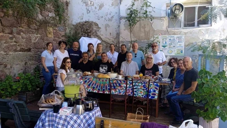 Ayvalık’ın Sakarya Mahallesi bahçesinde geleneksel kahvaltı
