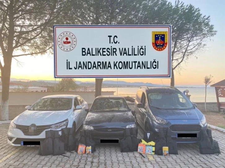 Ayvalık’ta 22 göçmen, 3 organizatör jandarmadan kaçamadı
