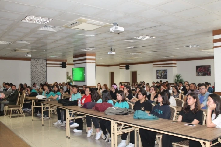 Ayvalık’ta ‘Derste Akademisyen Var Projesi’ hayata geçti
