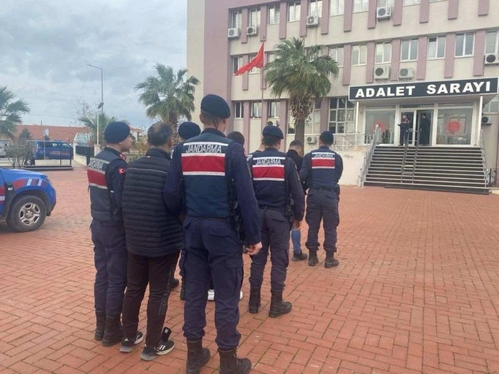 Ayvalık’ta jandarma 6 organizatör 21 düzensiz göçmen ele geçirdi
