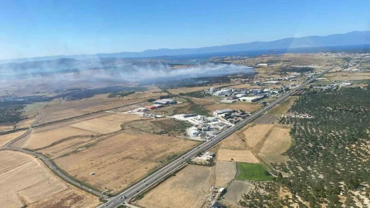 Ayvalık’taki yangına havadan ve karadan müdahale devam ediyor
