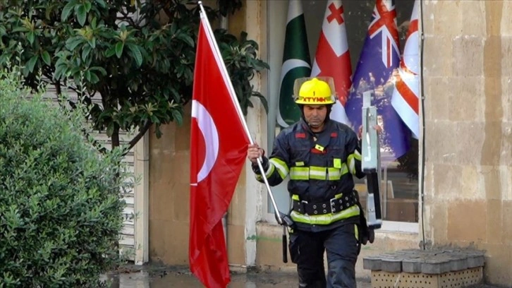 Azerbaycanlı itfaiyeci, Bakü'de çıkan yangında Türk bayrağının zarar görmesini engelledi