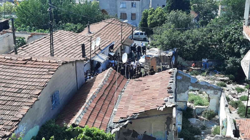 Polis zoruyla tahliye ediliyor