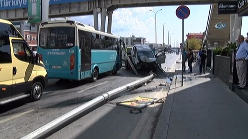 Otomobilin çaptığı elektrik direği yola devrildi