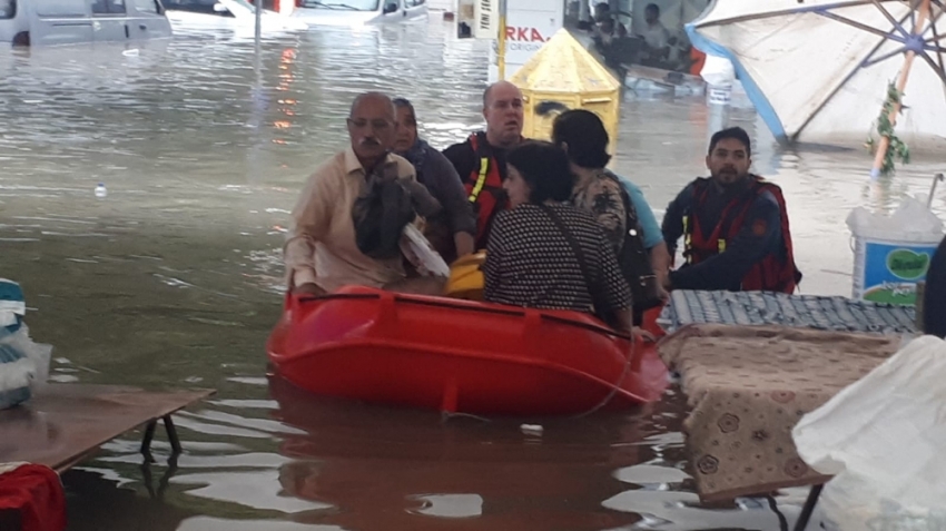 Başkent’te mahsur kalanlar botla kurtarıldı