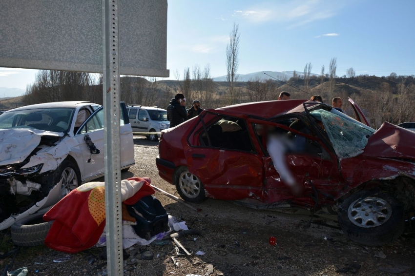 Sivas’ta trafik kazası: 2 ölü, 4 yaralı