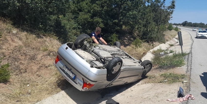 Bursa plakalı araç takla attı: 2 ölü, 2 yaralı