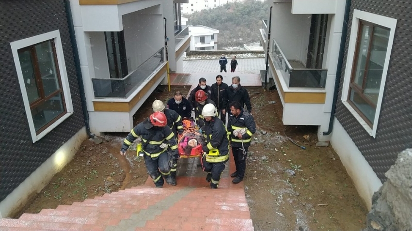 Asansör boşluğuna düşen genç kızı itfaiye ekipleri kurtardı