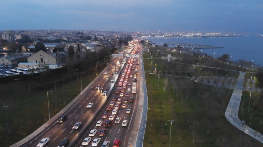 Avrasya Tüneli’nin girişindeki trafik çilesi havadan görüntülendi