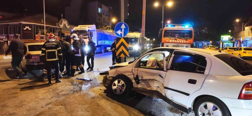 Yalova’da iki otomobil çarpıştı: 4 yaralı