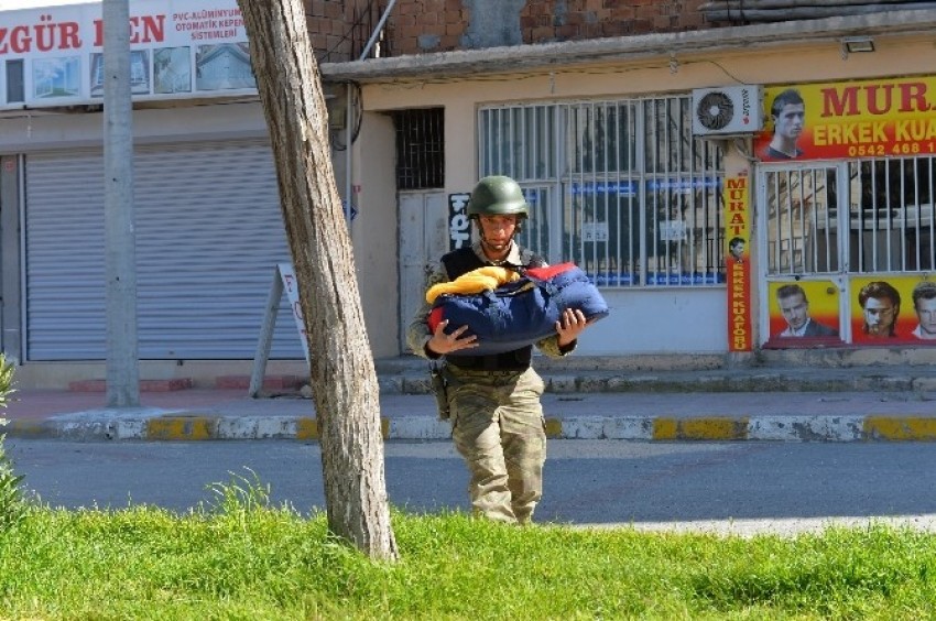 Nusaybin’de tahliye olan ailelere Mehmetçik’ten yardım eli