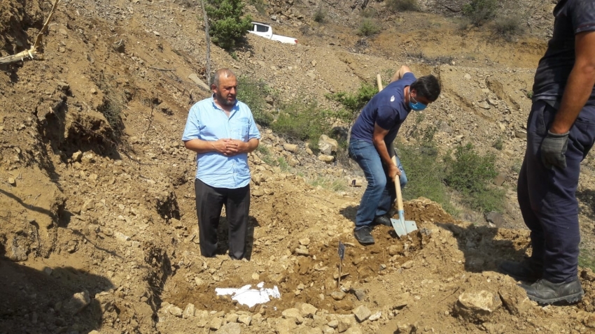 10 yıl sonra eşini yeniden defnetti