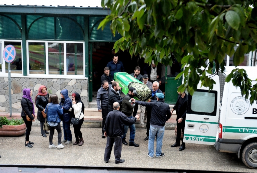 Anneannesiyle aynı mezara defnedildi