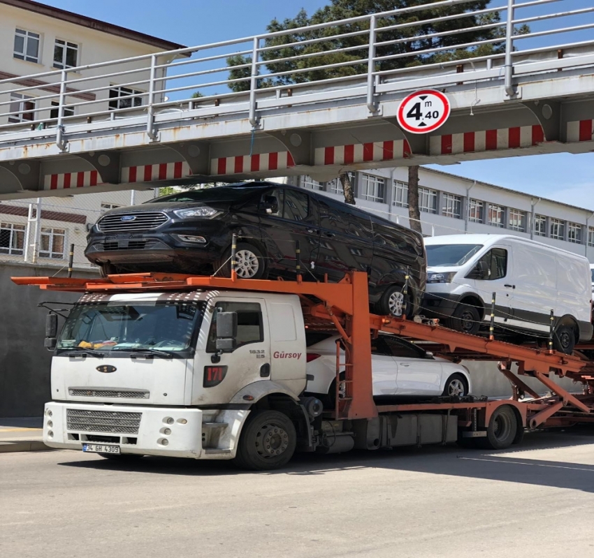 Tırın taşıdığı minibüs üst geçide takıldı