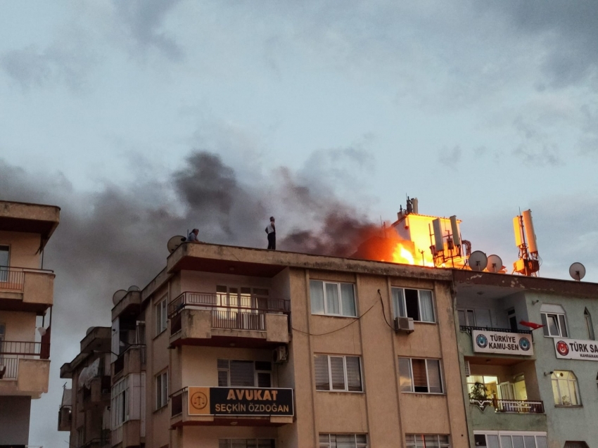 Çatı yangını korkuttu