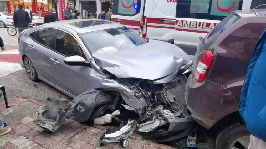 Bursa'da sürücü sara nöbeti geçirdi, ortalık savaş alanına döndü