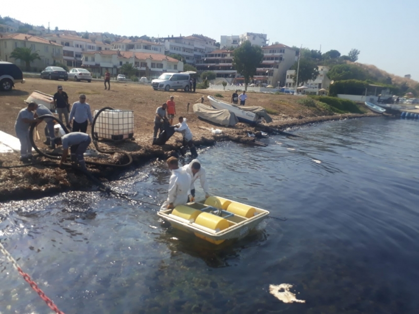 Foça’da ağır yakıt sızıntısı