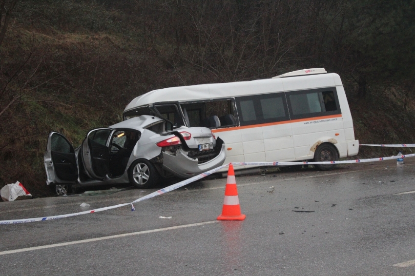 Öğrenci servisi otomobille çarpıştı: 1 ölü, 9 yaralı