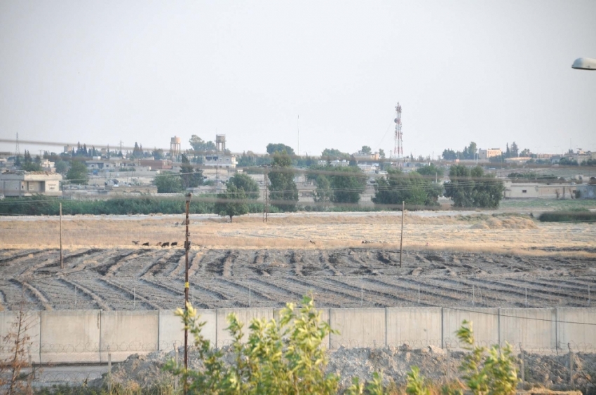 PKK/PYD terör örgütü sınırdaki bez parçalarını indirdi