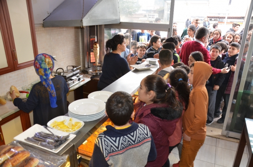 Bu lokantada öğrencilere 1 gün boyunca yemek ücretsiz