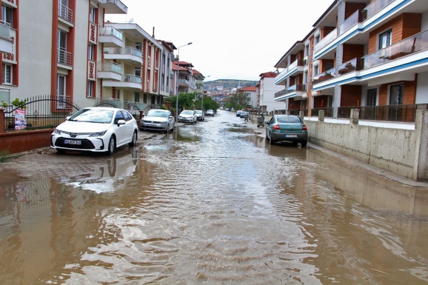 Sağanak yağış Kula’da hayatı olumsuz etkiledi