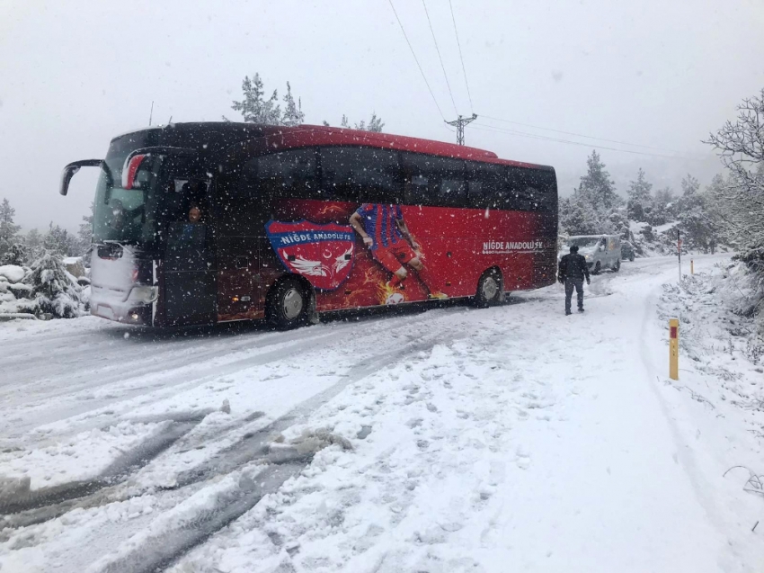 Antalya-Konya karayolu kar nedeniyle trafiğe kapatıldı