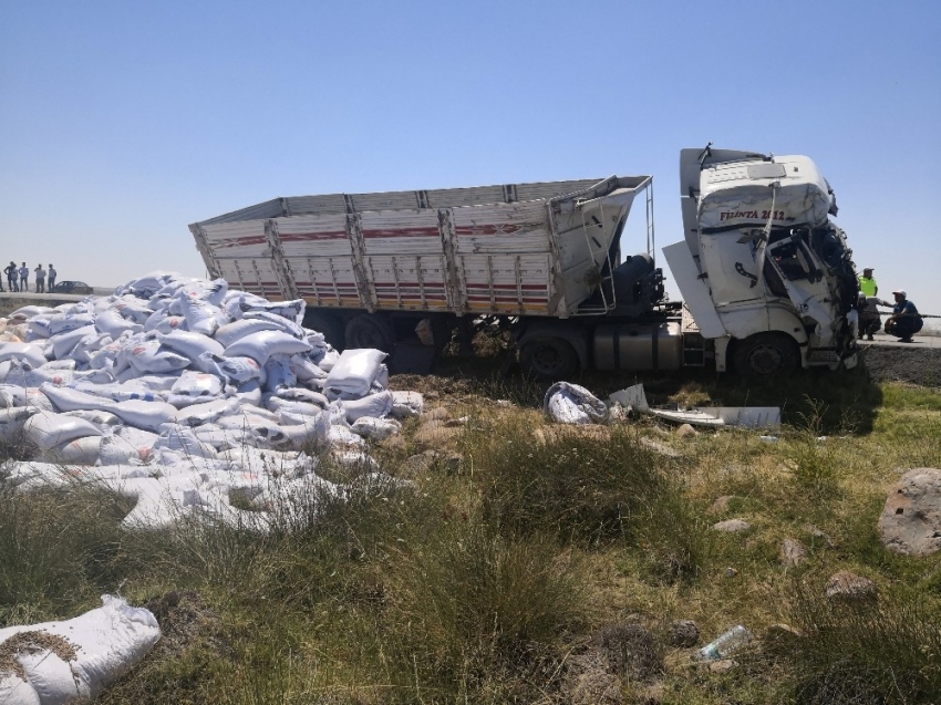 Aksaray’da yem yüklü tır devrildi: 1 yaralı