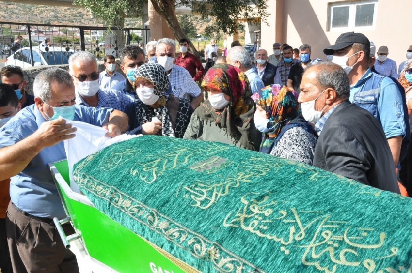 Tren kazasında ölen dayı yeğen toprağa verildi