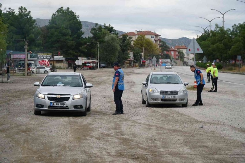 Davul zurna ile durdurulan sürücüler pilav ikramı