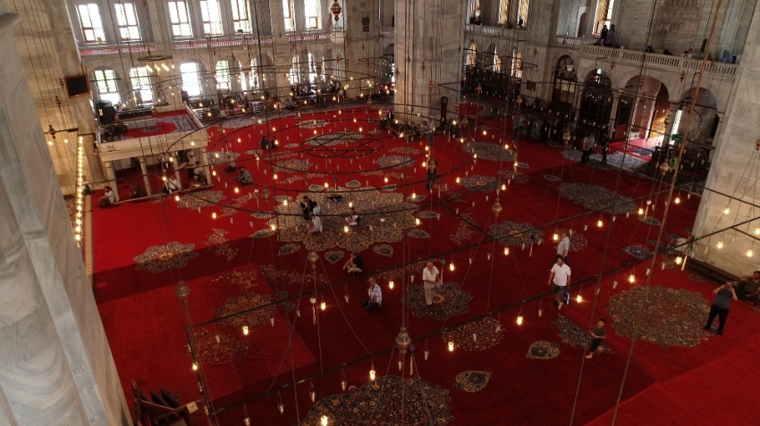 Fatih Camii tarihi halılarına kavuştu