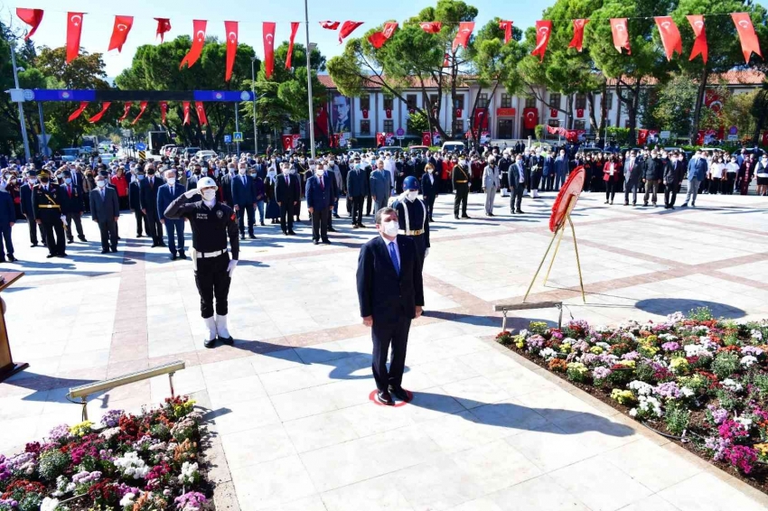 Cumhuriyet Bayramı kutlama programı çelenk sunma töreni ile başladı