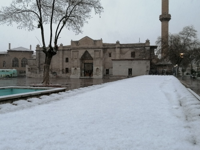 Aksaray’da kar yığışı etkisini sürdürüyor