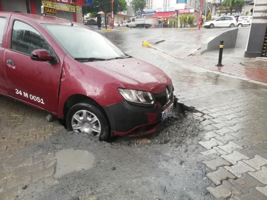 Sağanak yağmur zor anlar yaşattı